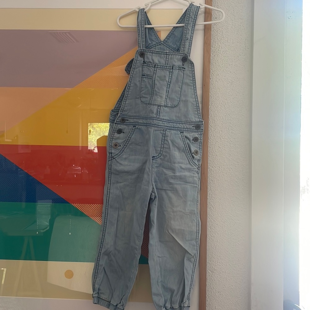 Girls lightweight comfy denim overalls!  Perfect for fall weather! Girls 4-5.